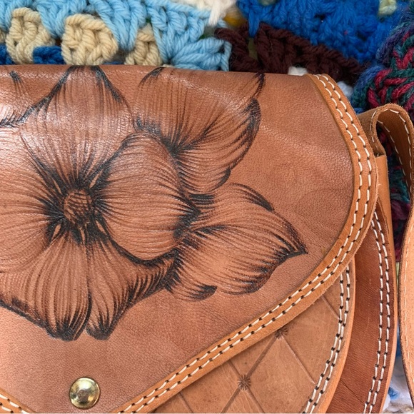 Vintage tooled leather crossbody bag with flower design and adjustable strap - Picture 9 of 9